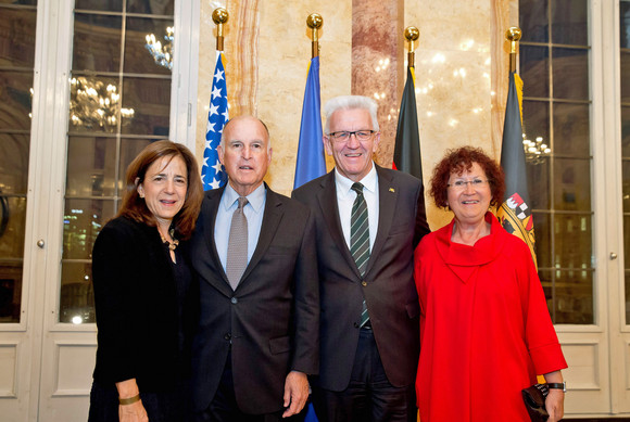 Besuch Kretschmann empfängt Gouverneur von Kalifornien Ministerpräsident Winfried Kretschmann (2.v.r.), seine Ehefrau Gerlinde Kretschmann (r.), der Gouverneur von Kalifornien, Edmund G. „Jerry“ Brown Jr. (2.v.l.), und seine Ehefrau Anne Gust Brown (l.)