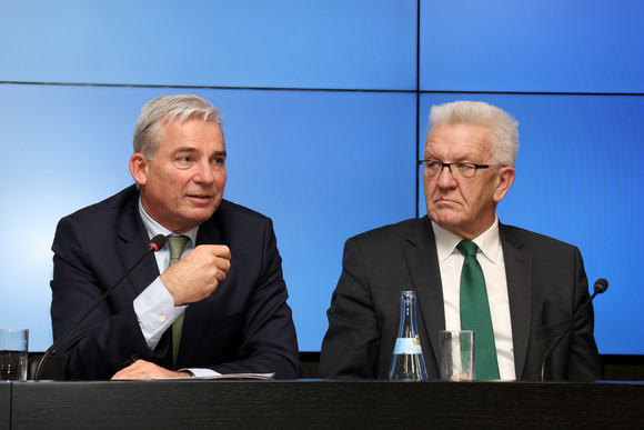 Pressekonferenz Feuerwehren leisten wichtigen Beitrag zur Sicherheit Ministerpräsident Winfried Kretschmann (r.) und Innenminister Thomas Strobl (l.)