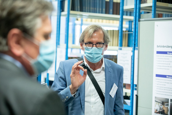 Coronavirus Kretschmann besucht Landesgesundheitsamt Gesundheitsminister Manne Lucha (l.) und Stefan Brockmann, Medizinaldirektor Epidemiologie und Gesundheitsberichterstattung (r.) (Bild: Staatsministerium Baden-Württemberg)
