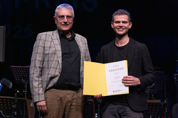 JAZZ-PREIS BADEN-WÜRTTEMBERG 2025 FÜR SAMUEL RESTLE
Der Stuttgarter Posaunist, Komponist und Arrangeur Samuel Restle erhält den diesjährigen Jazz-Preis des Landes Baden-Württemberg. Die Verleihung des mit 15.000 Euro dotierten Preises durch Kunststaa