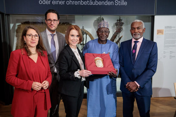 von links nach rechts: Professorin Inés de Castro (Direktorin des Linden-Museums), Dr. Fabian Mayer (Erster Bürgermeister der Landeshauptstadt Stuttgart), Petra Olschowski (Ministerin für Wissenschaft, Forschung und Kunst Baden-Württemberg), Professor Abba Isa Tijani (Generaldirektor der National Commission for Museums and Monuments in Nigeria), Yusuf Maimata Tuggar (Botschafter Nigerias).