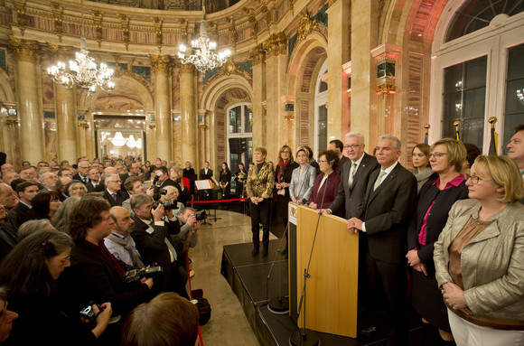 Empfang Neujahrsempfang der Landesregierung Ministerpräsident Winfried Kretschmann und Ehefrau Gerlinde mit den Mitgliedern des Kabinetts (r.) vor den Gästen des Neujahrsempfangs