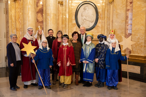 Aktion Dreikönigssingen Kretschmann empfängt Sternsingergruppen Ministerpräsident Winfried Kretschmann und seine Frau Gerlinde (M.) mit den Sternsingern der Kirchengemeinde St. Peter und Paul (Laiz) (Bild: Staatsministerium Baden-Württemberg)