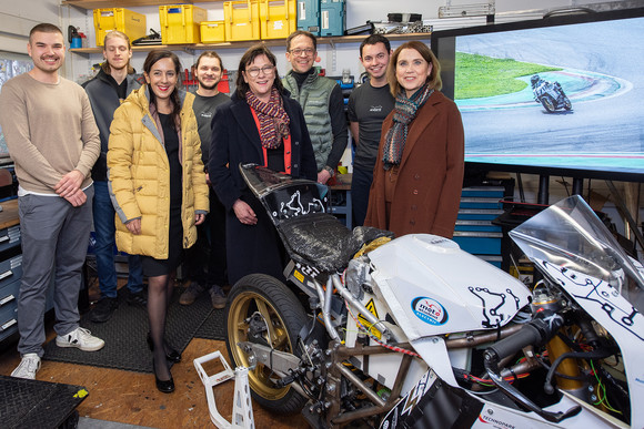 Wissenschaft Ministerin zu Besuch an der HTWG Konstanz Die Ministerin mit dem "eLaketric"-Racing-Team.