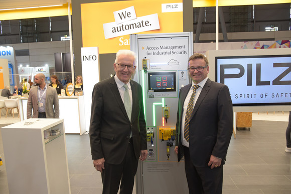 Wirtschaft Kretschmann besucht Hannover Messe Ministerpräsident Winfried Kretschmann (links) am Stand von PILZ