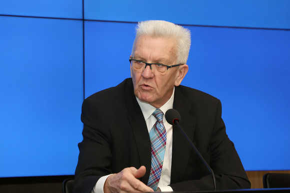 Pressekonferenz Rekordförderung für kommunale Nahverkehrsprojekte Ministerpräsident Winfried Kretschmann (Bild: Staatsministerium Baden-Württemberg)