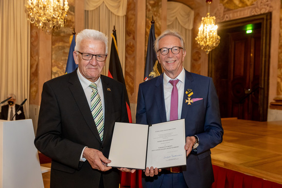 Auszeichnung Verdienstorden des Landes an 21 verdiente Persönlichkeiten Ministerpräsident Winfried Kretschmann (l.) und Roger Kehle (r.)