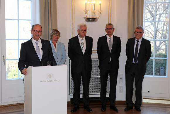 Besoldung Mehr Geld für Beamte v.l.n.r.: Matthias Grewe, Vorsitzender des Vereins der Richter und Staatsanwälte Baden-Württemberg e.V., Finanzministerin Edith Sitzmann, Ministerpräsident Winfried Kretschmann, Staatssekretär Martin Jäger und Volker Stich, Vorsitzender des Beamtenbundes Baden-Württemberg