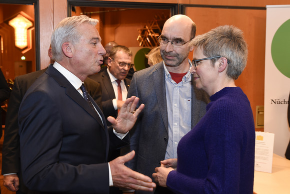ZWISCHENBILANZ Nüchtern betrachtet erfolgreich – Kretschmann und Strobl in Bruchsal Innenminister Thomas Strobl (l.) im Gespräch (Bild: © Staatsministerium Baden-Württemberg)