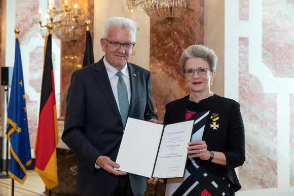 Auszeichnung Verdienstorden des Landes an 18 verdiente Persönlichkeiten Ministerpräsident Winfried Kretschmann (l.) und Oberbürgermeisterin a. D. Barbara Bosch (r.) (Bild: Staatsministerium Baden-Württemberg)