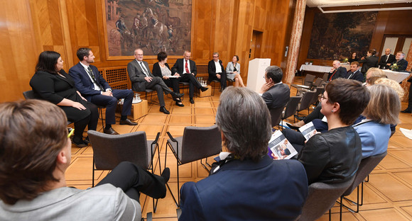 Weiterbildung Auftakt zur Intersectoral School of Governance Baden-Württemberg Talkrunde mit Staatsrätin Gisela Erler sowie Vertreterinnen und Vertreter aus Wirtschaft und Zivilgesellschaft (Bild: Staatsministerium Baden-Württemberg)