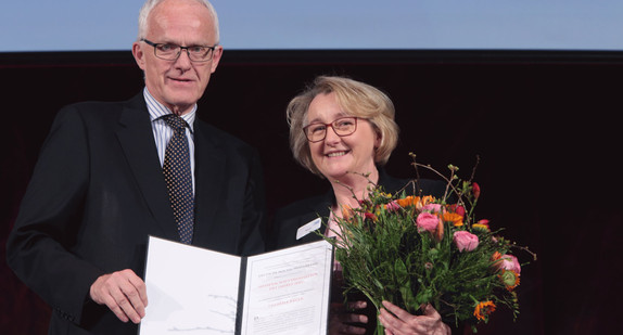 Ministerin Theresia Bauer erhält die Auszeichnung "Wissenschaftsministerin des Jahres 2015", Foto: Kornelia Danetzki/Deutscher Hochschulverband