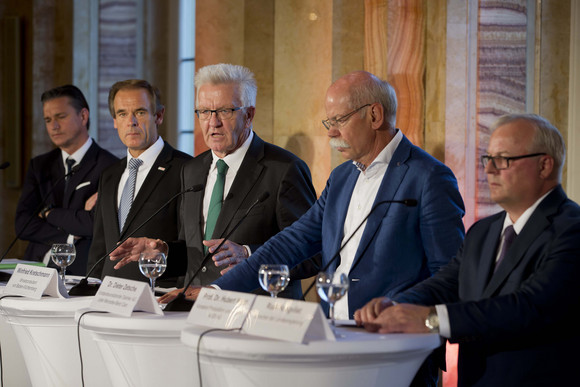 MOBILITÄT Strategiedialog Automobilwirtschaft v.l.n.r.: Lutz Meschke, Dr. Volkmar Denner, Ministerpräsident Winfried Kretschmann, Dr. Dieter Zetsche und Prof. Dr. Hubert Waltl bei der Pressekonferenz
