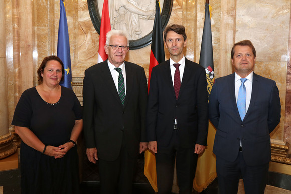 Antrittsbesuch Kretschmann empfängt österreichischen Botschafter v.l.n.r.: Staatssekretärin Theresa Schopper, Ministerpräsident Winfried Kretschmann, der Botschafter der Republik Österreich, Dr. Peter Huber, und der österreichische Generalkonsul Josef Saiger (Foto: Staatsministerium Baden-Württemberg)
