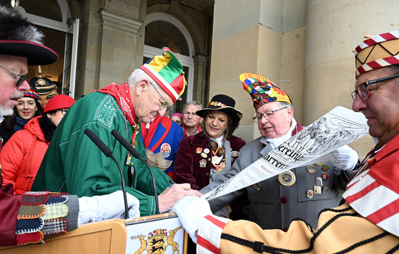 Fastnacht Närrischer Staatsempfang der Landesregierung Ministerpräsident Winfried Kretschmann (zweiter von links) unterschreibt eine Urkunde.