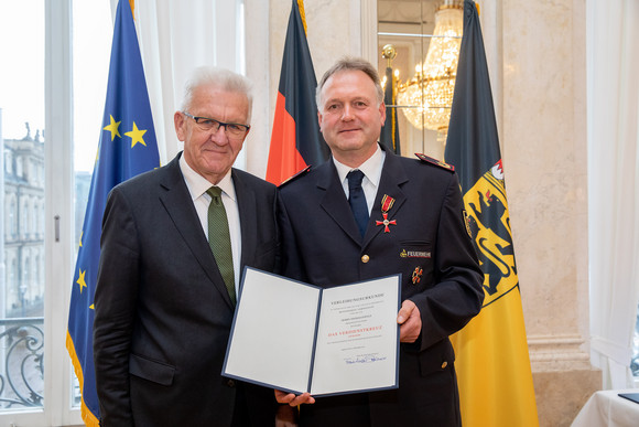 Tag des Ehrenamtes Kretschmann würdigt besonderes ehrenamtliches Engagement Ministerpräsident Winfried Kretschmann (l.) und Thomas Häfele (r.) (Bild: Staatsministerium Baden-Württemberg)