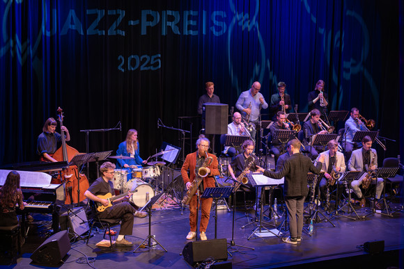 JAZZ-PREIS BADEN-WÜRTTEMBERG 2025 FÜR SAMUEL RESTLE
Der Stuttgarter Posaunist, Komponist und Arrangeur Samuel Restle erhält den diesjährigen Jazz-Preis des Landes Baden-Württemberg. Die Verleihung des mit 15.000 Euro dotierten Preises durch Kunststaa