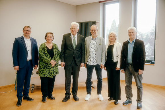 Schulbesuch Austausch zu Reformen für weiterführende Schulen von links nach rechts: Pfullingens Bürgermeister Stefan Wörner, Kultusministerin Theresa Schopper, Ministerpräsident Winfried Kretschmann, Jochen Wandel (Schulleiter der Wilhelm-Hauff-Realschule Pfullingen), Melanie-Kerstin Kreppel (Schulleiterin der Schillerschule Dettingen an der Erms) und Rainer Graef (Schulleiter der Kirbachschule Hohenhaslach)