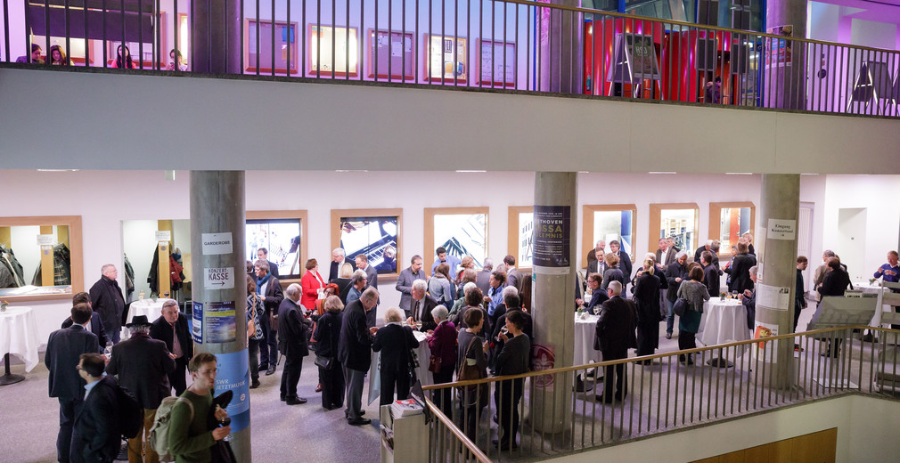 Im Anschluss an die Preisverleihung gab es Gelegenheit zum Austausch in den Foyers der Musikhochschule. Foto: MWK/Jan Potente