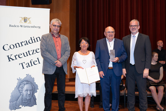 Staatssekretär Arne Braun eehrt 16 Amateurmusik-Vereine mit der Conradin-Kreutzer-Tafel