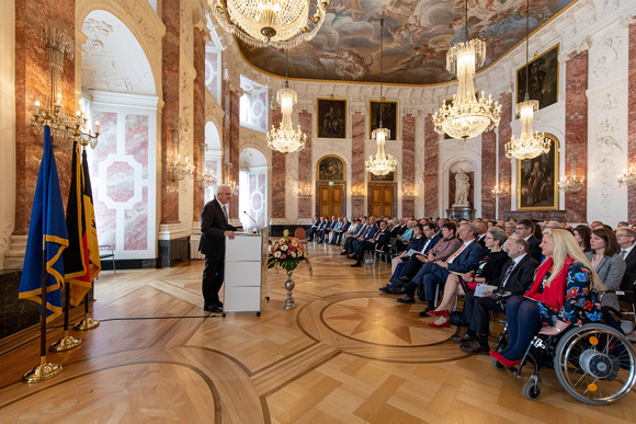 Auszeichnung Verdienstorden des Landes an 18 verdiente Persönlichkeiten Ministerpräsident Winfried Kretschmann (l.) bei seiner Ansprache (Bild: Staatsministerium Baden-Württemberg)