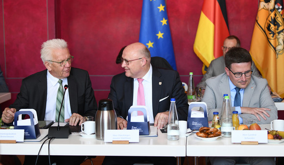 Landesregierung Auswärtige Kabinettssitzung in Bad Mergentheim Ministerpräsident Winfried Kretschmann (links), Oberbürgermeister Udo Glatthaar (Mitte) und Landrat Christoph Schauder (rechts)