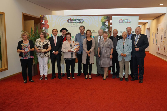 Gruppenbild (v.l. Christel Werner, Inge Rosenkranz, Paul Nemeth MdL, Klaus Fink, Lore Herter, Francis Guillaume, StS Petra Olschowski, Hans-Georg Boehm, Irmgard Naumann, Manfred Biedert, Dr. Günther Ebersold, Dr. Sven von Ungern-Sternberg, OB Udo Glatthaar, Foto: Christoph Kudala