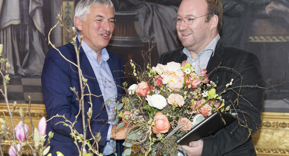 Staatssekretär Jürgen Walter überreicht Elger Esser die Urkunde, Foto: Fischer/Kohler_2014