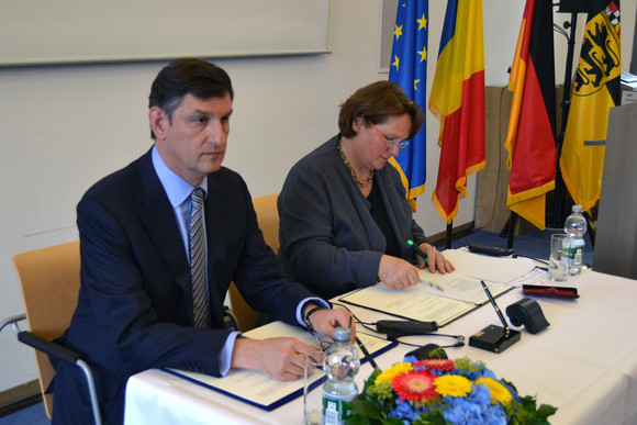 Europa 8. Sitzung der Gemischten Kommission Baden-Württemberg / Rumänien Staatssekretärin Theresa Schopper (r.) und der stellvertretende Ministerpräsident und Minister für Wirtschaft, Handel und wirtschaftliche Rahmenbedingungen von Rumänien, Costin Borc (l.), bei der Unterzeichnung des gemeinsamen Protokolls der 8. Sitzung der Gemischten Regierungskommission zwischen Baden-Württemberg und Rumänien