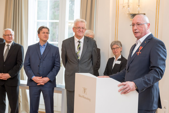 Auszeichnung Verdienstkreuz am Bande für Uwe Hück Uwe Hück (r.) und Ministerpräsident Winfrried Kretschmann (M.)