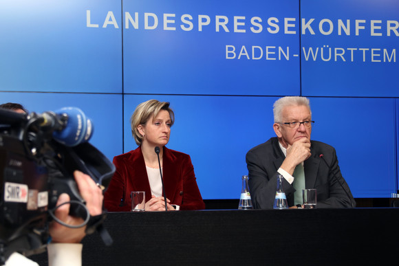 Pressekonferenz Landesregierung startet „Popup Labor BW“ Ministerpräsident Winfried Kretschmann (r.) und Wirtschaftsministerin Nicole Hoffmeister-Kraut (l.)