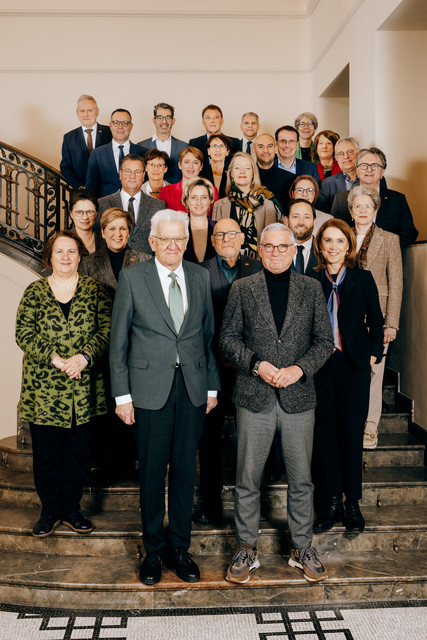 Landesregierung Kabinettssitzung in der Villa Reitzenstein Gruppenbild des Kabinetts auf der Treppe in der Villa Reitzenstein in Stuttgart