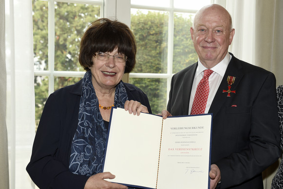Auszeichnung Verdienstkreuz am Bande für Werner Schmoll Staatsrätin Gisela Erler (l.) und Werner Schmoll (r.)