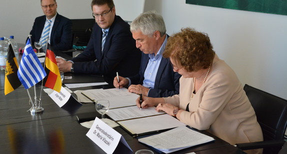 Kunststaatsekretär Jürgen Walter und die Generalsekretärin des Ministeriums für Kultur und Sport der Republik Griechenland, Dr. Maria Vlazaki, bei der Unterzeichnung der Kooperationsvereinbarung, Foto: MWK 