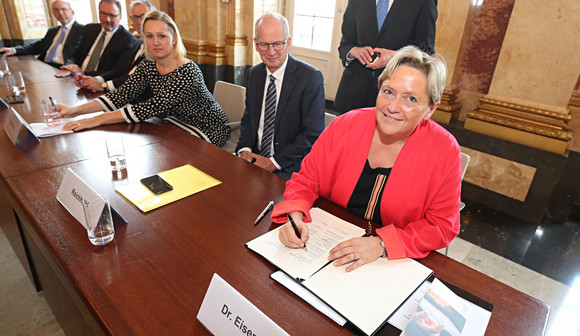 Ausbildung Neues Ausbildungsbündnis unterzeichnet Susanne Eisenmann, Ministerin für Kultus, Jugend und Sport Baden-Württemberg, bei der Unterzeichnung des Bündnisses (Bild: Staatsministerium Baden-Württemberg)