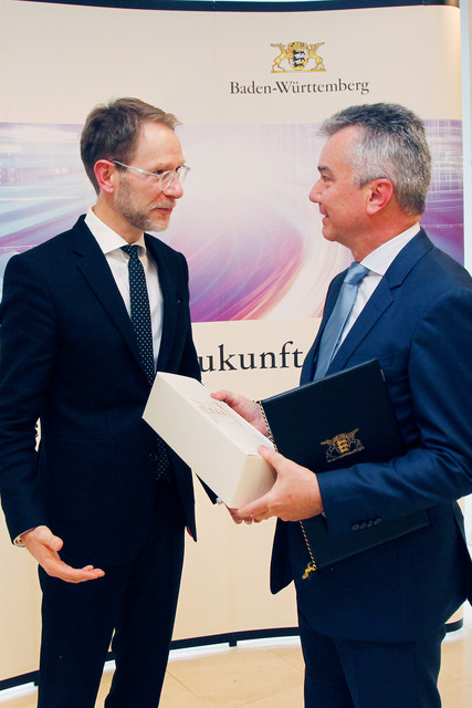Strategiedialog Automobilwirtschaft Lenkungskreis übergibt Impulspapier an Europäische Kommission Staatssekretär Dr. Florian Stegmann (l.) übergibt das Positionspapier an Juraj Nociar (r.), den Kabinettchef des Vizepräsidenten der Europäischen Kommission, Maros Sefcovic. (Bild: © Alexander Louvet)