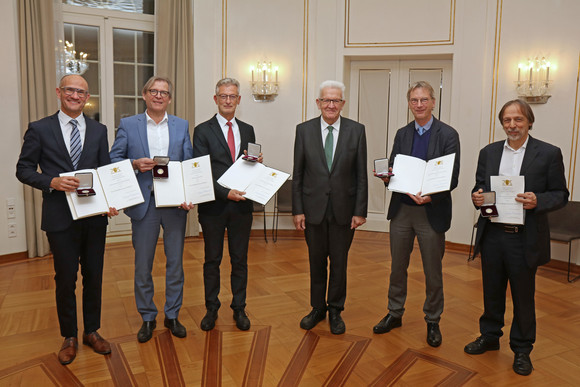 Auszeichnung Staufermedaille in Gold an die Mitglieder des Corona-Beraterkreises von links nach rechts: Prof. Dr. med. Christian Wunder, Stefan Brockmann , Prof. Dr. Winfried Kern, Ministerpräsident Winfried Kretschmann, Prof. Dr. med. Hans-Georg Kräußlich und Prof. Dr. med. Martin Eichner