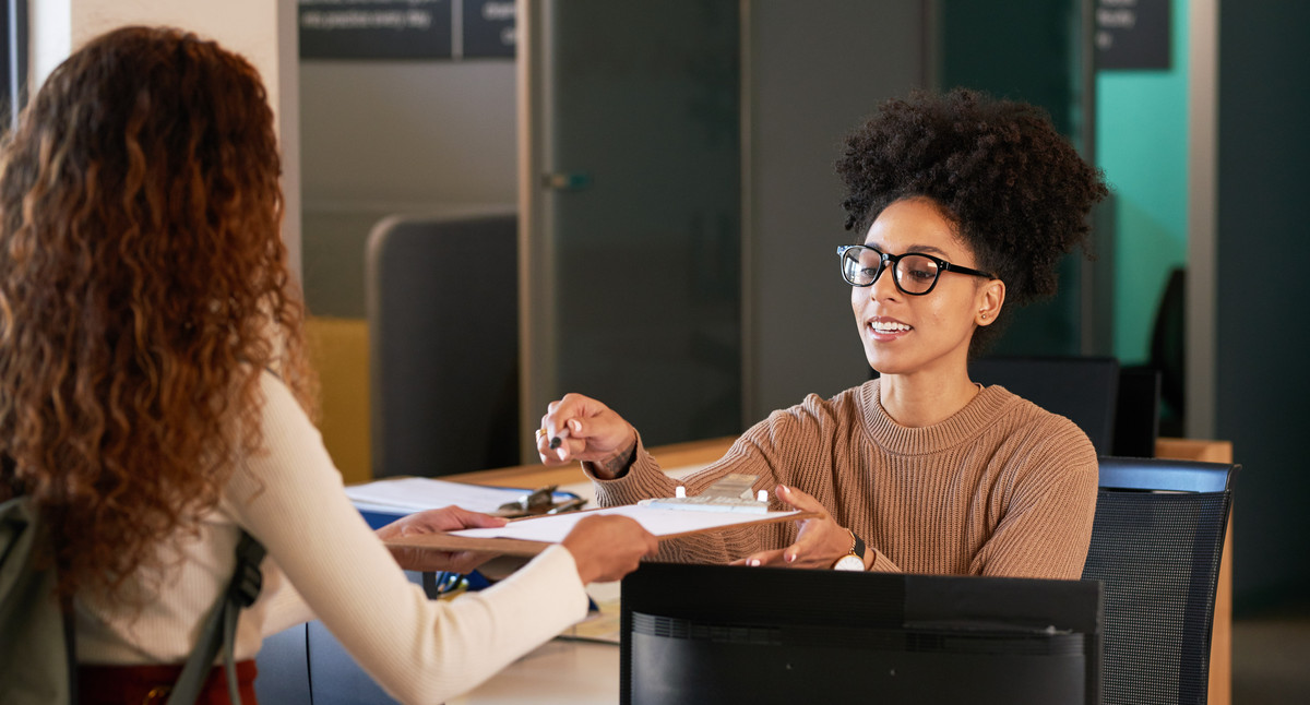 Voraussetzungen Hochschulzugang und -zulassung Young woman checks in at front desk