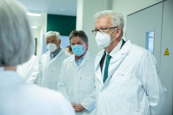 Coronavirus Kretschmann besucht Landesgesundheitsamt v.l.n.r.: Wolfgang Reimer, Regierungspräsident im Regierungspräsidium Stuttgart, Gesundheitsminister Manne Lucha und Ministerpräsident Winfried Kretschmann (Bild: Staatsministerium Baden-Württemberg)