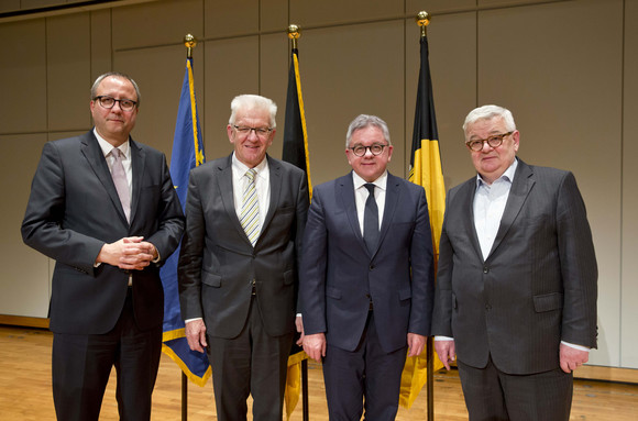 Europa Auftakt des Europadialogs Ministerpräsident Winfried Kretschmann (2.v.l.), Justizminister Guido Wolf (2.v.r.), Andreas Voßkuhle (l.), Präsident des Bundesverfassungsgerichts, und Joschka Fischer (r.), ehemaliger deutscher Außenminister