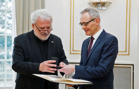 Auszeichnung Staufermedaille an Kay Johannsen Staatsminister Klaus-Peter Murawski (l.) und Kay Johannsen (r.)