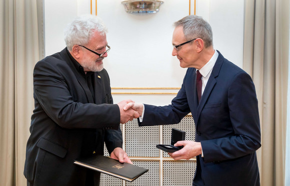 Auszeichnung Staufermedaille an Kay Johannsen Staatsminister Klaus-Peter Murawski (l.) und Kay Johannsen (r.)