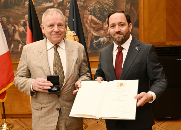 Europa Staufermedaille für Verdienste um europäischen Zusammenhalt Staatssekretär Florian Hassler (rechts) und Dr. Eberhard Schanbacher (links)