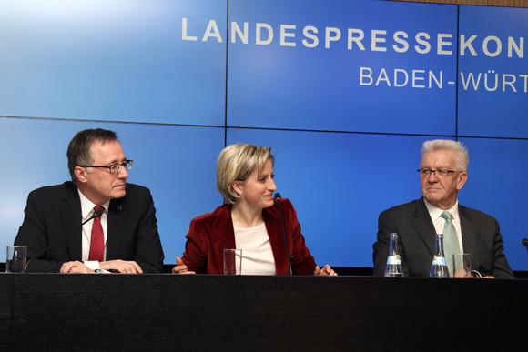 Pressekonferenz Landesregierung startet „Popup Labor BW“ Ministerpräsident Winfried Kretschmann (r.), Wirtschaftsministerin Nicole Hoffmeister-Kraut (M.) und der Technologiebeauftragte der Landesregierung, Professor Dr. Wilhelm Bauer (l.)