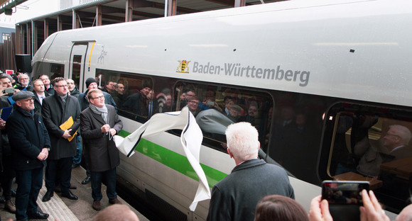 Schienenfernverkehr ICE 4 als Botschafter des Landes unterwegs Bahn-Vorstand Ronald Pofalla und Ministerpräsident Winfried Kretschmann enthüllen auf dem neuen ICE 4 den Schriftzug „Baden-Württemberg“ (Bild: Staatsministerium Baden-Württemberg)