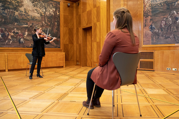 Konzert 1:1-Konzerte trotzen der Corona-Krise 1:1 Konzert im Gobelinsaal der Villa Reitzenstein (Bild: Staatsministerium Baden-Württemberg)