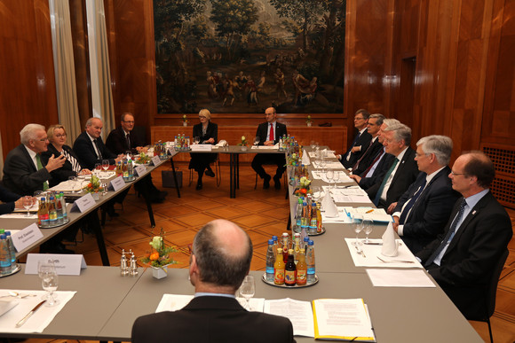 Hochschulen Kretschmann trifft Landesrektorenkonferenz Ministerpräsident Winfried Kretschmann (l.) und Wissenschaftsministerin Theresa Bauer (2.v.l.) im Gespräch mit der Landesrektorenkonferenz