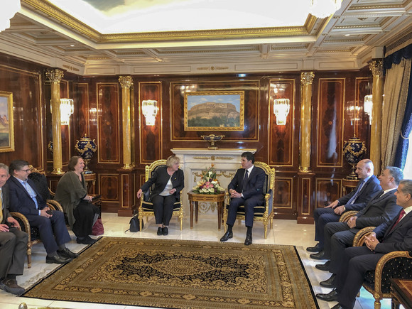 Delegationsreise Besuch in der Autonomen Region Kurdistan-Irak Die Delegation mit Vertretern der Regionalregierung Kurdistan-Irak. Theresia Bauer im Gespräch mit dem Ministerpräsidenten der Region Kurdistan-Irak Nêçîrvan Barzanî.