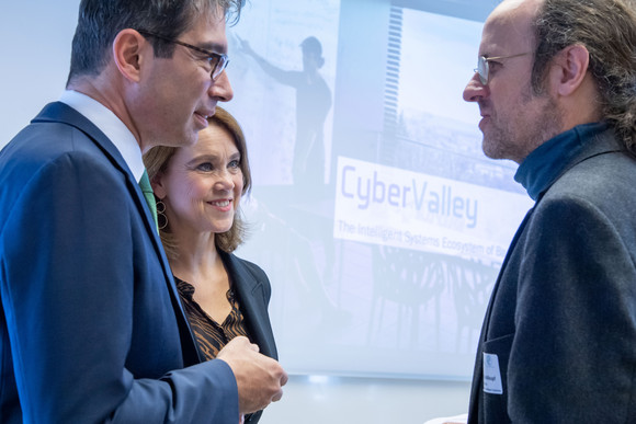 Konferenz Grenzüberschreitende Zusammenarbeit mit der Région Grand Est v.l.n.r.: Staatssekretär Andre Baumann, Staatssekretärin Petra Olschowski und Bernhard Schölkopf, Direktor der Abteilung für Empirische Inferenz am Max-Planck-Institut für Intelligente Systeme (Bild: Staatsministerium Baden-Württemberg)
