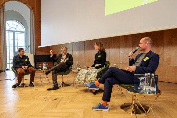 Zusammenhalt in der Transformation Tagung „Gemeinsam handeln“ von links nach rechts: Podiumsdiskussion mit Philipp Krohn, Wirtschaftsredaktion Frankfurter Allgemeine Zeitung, Prof. Dr. Jan-Werner Müller, Princeton University (USA), Prof. Dr. Isabelle-Christine Panreck, Katholische Hochschule NRW, und Moderator Korbinian Frenzel